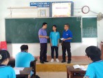 Đại diện BCH Chi đoàn Thanh tra tỉnh và VKSND tỉnh trao tặng suất học bổng cho em Dương Hồng Nhung