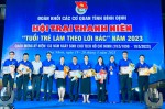 Ban Thường vụ Đoàn Khối trao tặng giấy khen cho các cá nhân có thành tích trong việc học tập và làm theo tư tưởng, đạo đức, phong cách Hồ Chí Minh