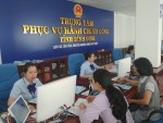 Ảnh: Trung tâm Phục vụ hành chính công tỉnh Bình Định thực hiện tiếp nhận hồ sơ và trả kết quả giải quyết TTHC cấp tỉnh.