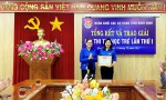 Bí thư Đoàn Khối các cơ quan tỉnh trao giải Nhì cho đồng chí Trần Thị Mai Phương, đoàn viên Chi đoàn Thanh tra tỉnh
