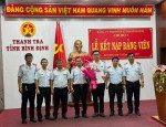 Tập thể đảng viên Chi bộ 1 và đồng chí Nguyễn Minh Trí (đứng giữa)