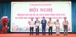 Ông Nguyễn Văn Thơm, Chánh Thanh tra tỉnh (người ngoài cùng bên trái) được Chủ tịch UBND tỉnh tặng Bằng khen