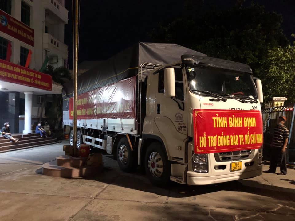 Ảnh: Những chuyến xe nghĩa tình của nhân dân tỉnh Bình Định hướng về đồng bào thành phố Hồ Chí Minh