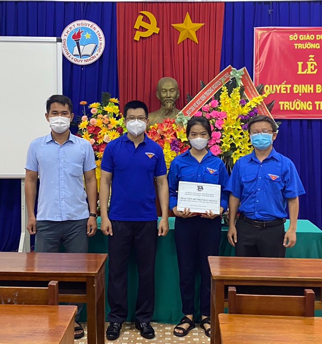 Ảnh: đại diện 02 chi đoàn trao tặng suất học bổng cho em Dương Hồng Nhung