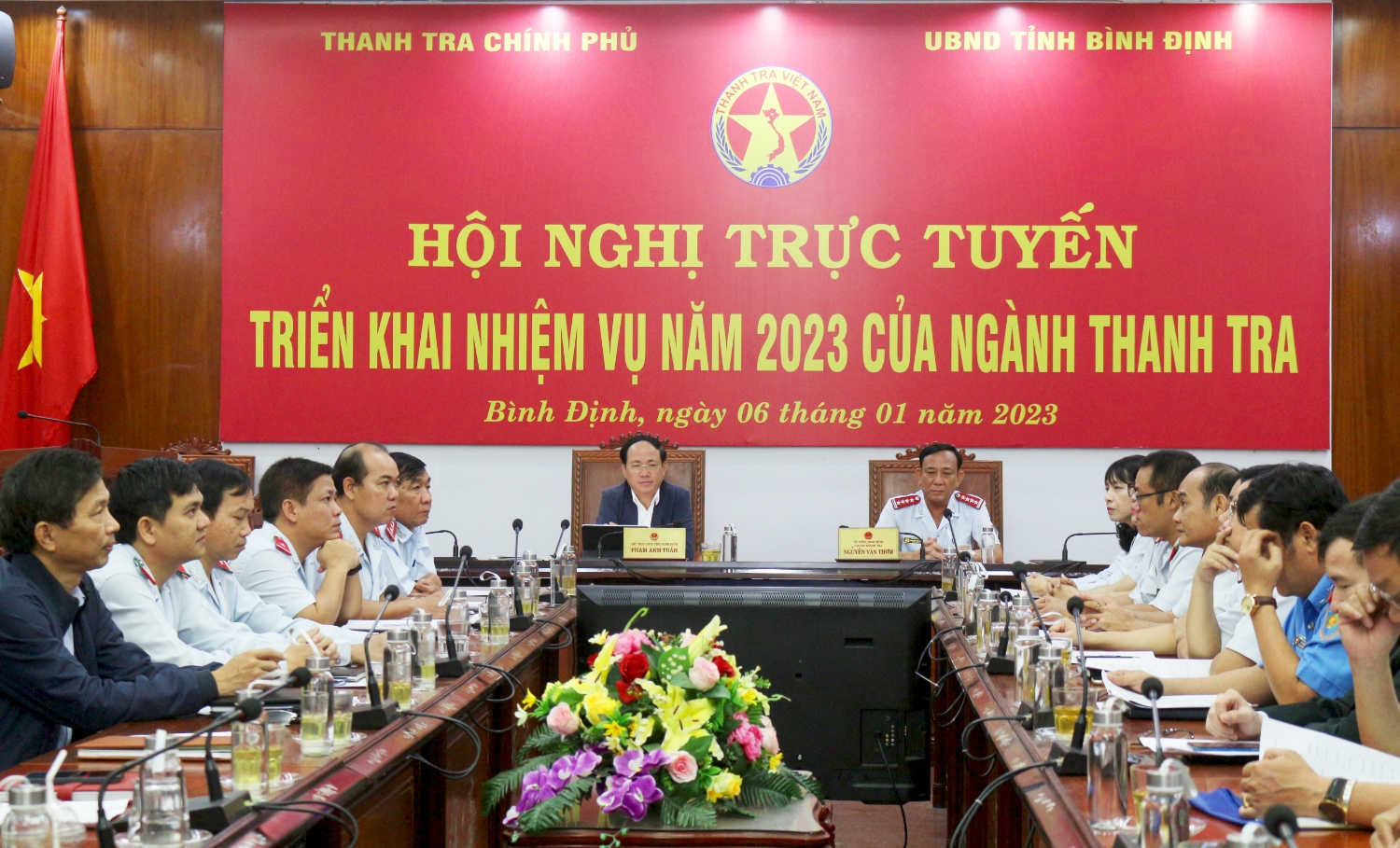 Các đồng chí: Phạm Anh Tuấn - Chủ tịch UBND tỉnh; Nguyễn Văn Thơm - Chánh Thanh tra tỉnh chủ trì điểm cầu tỉnh Bình Định (ảnh).